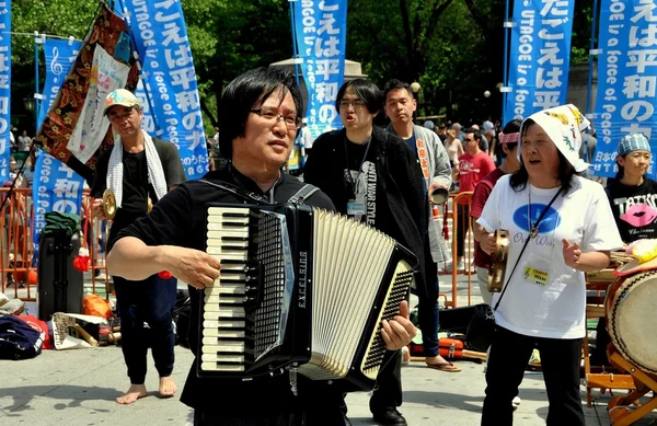 NYC: Músico japonés tocando el acordeón — Foto de Stock