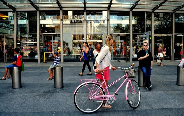 NYC: Mulher de bicicleta em 10 Columbus Circle — Fotografia de Stock