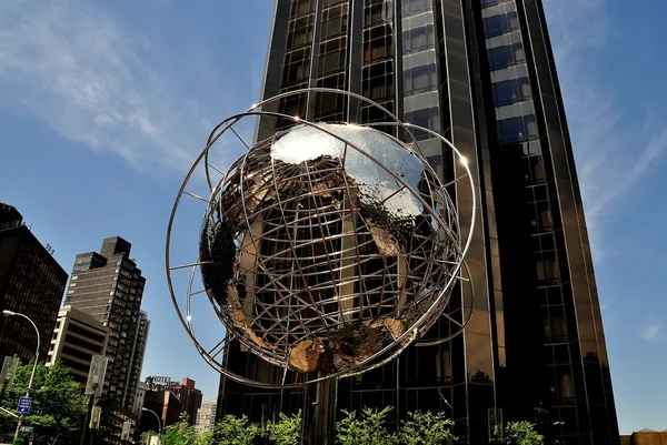 纽约 ︰ Unisphere 雕塑在特朗普酒店 & 塔 — 图库照片