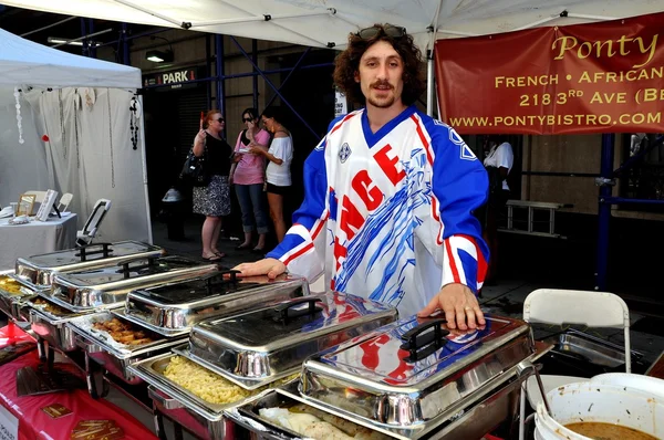 NYC: Człowiek sprzedaży żywności na festiwalu Święto Narodowe — Zdjęcie stockowe