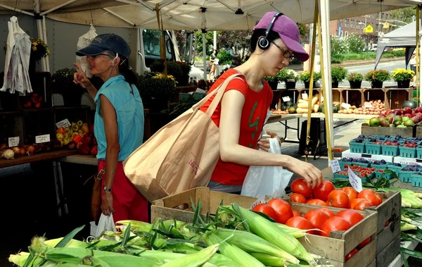 NYC: Femeie la cumpărături pe piața agricultorilor — Fotografie, imagine de stoc