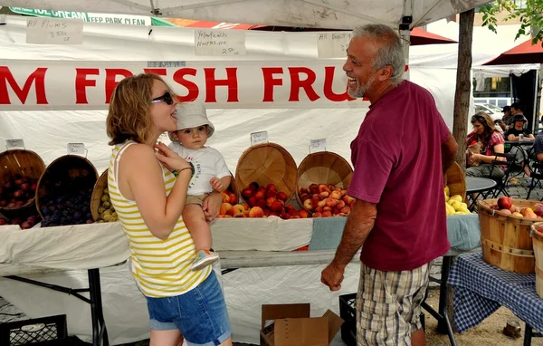 NYC: People at Farmer 's Market — стоковое фото