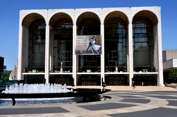 Ciudad de Nueva York: se reunió con la ópera en Lincoln Center —  Fotos de Stock