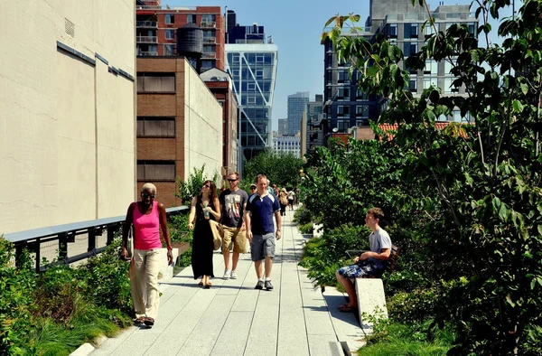 NYC: Pessoas no High Line Park — Fotografia de Stock