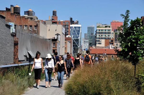 NYC: insanlar yüksek hat Park — Stok fotoğraf