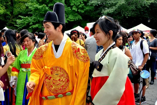 NYC: Pareja en el Festival del Día de Corea — Foto de Stock