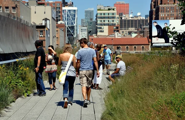 NYC: People at the High Line Park — Stock Photo, Image