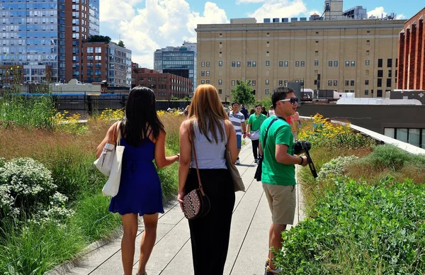 NYC:  People at the High Line Park — Stock Photo, Image