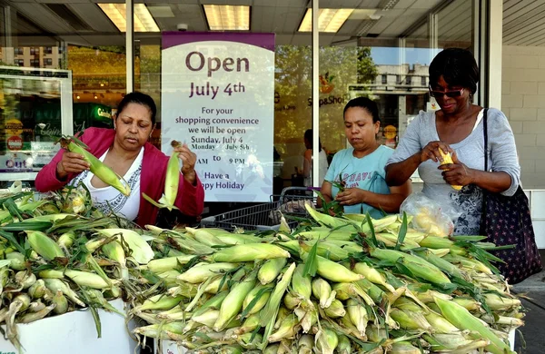 Nyc: Frauen kaufen Mais im Supermarkt — Stockfoto