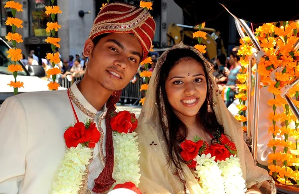 NYC: Bruidspaar op India dag Parade — Stockfoto