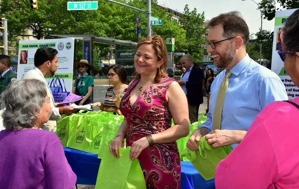 NYC: Politiker med väljare på miljömässiga händelse — Stockfoto