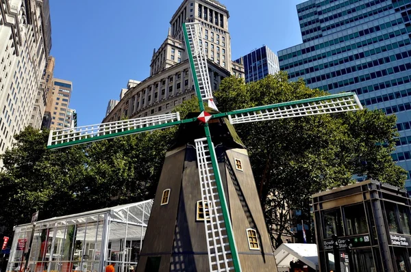 NYC: Réplica de molino de viento holandés en New Amsterdam Village — Foto de Stock