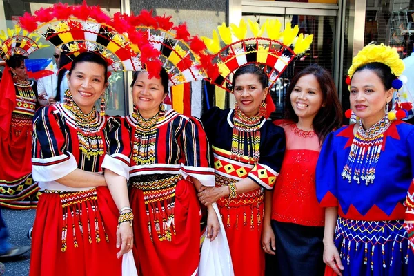 NYC: Women at Philippines Independence Day Parade — Stock Photo, Image