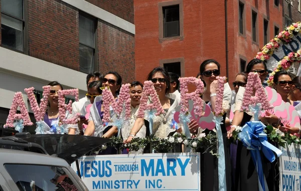 NYC: Float Riders en el desfile de Filipinas — Foto de Stock