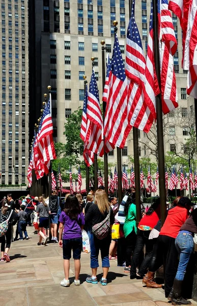 NYC: American Flags at Rockefeller Center — Stock Photo, Image