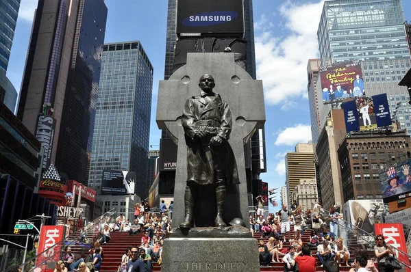 NYC: Статуя отца Даффи на Таймс-сквер — стоковое фото