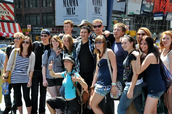 NYC: Tourists in Times Square — Stock Photo, Image