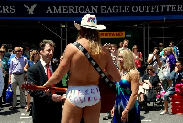 纽约：时代广场的传奇裸体牛仔 — 图库照片