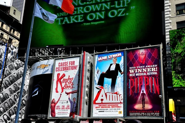 NYC: cartelloni pubblicitari di Times Square per Broadway Musicals — Foto Stock