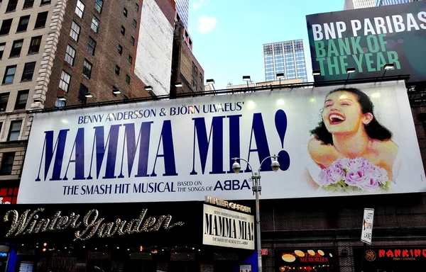 NYC: Mama Mia Billboard en Winter Garden Theatre — Foto de Stock