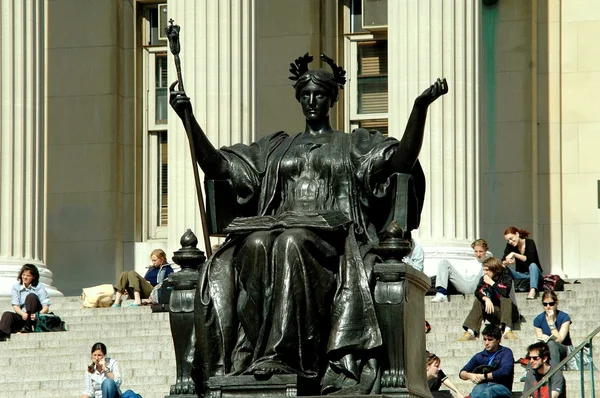 NYC: alma mater szobor a Columbia Egyetemen — Stock Fotó
