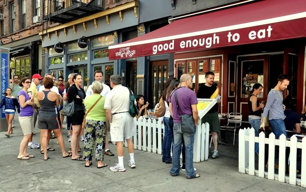 Nyc: Menschen warten auf Tische im Restaurant — Stockfoto