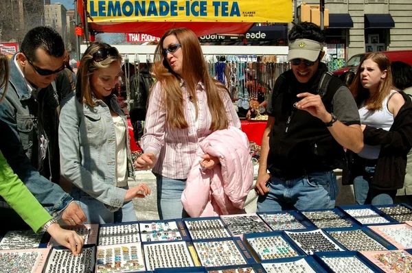 NYC: Friends Shopping at Street Festival — Fotografie, imagine de stoc