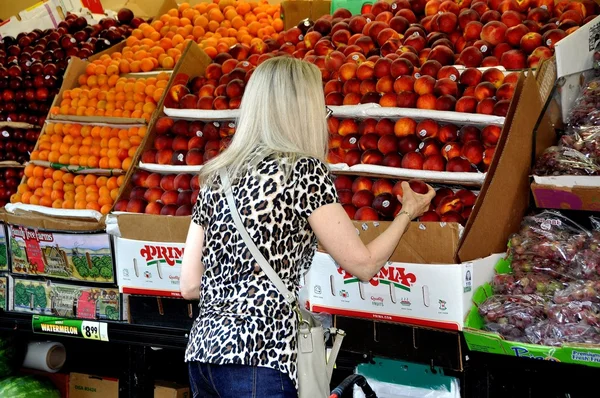 NYC: Žena nakupování na ovoce — Stock fotografie