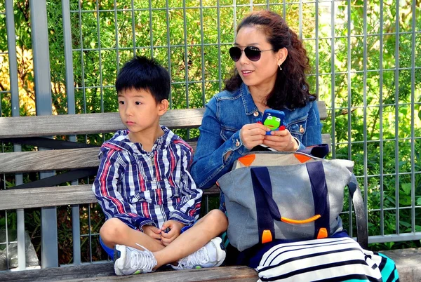 NYC:Asian moeder en zoon in Park — Stockfoto