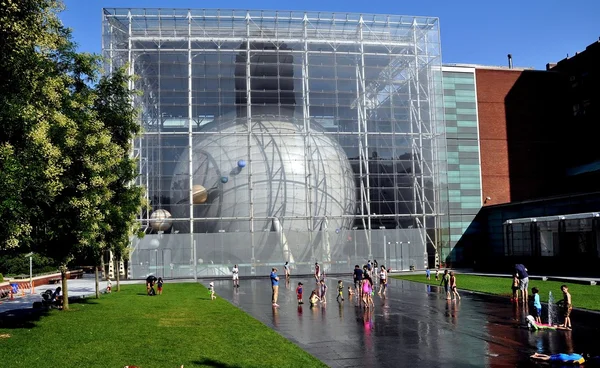 NYC: Hayden Planetarium and Arthur Ross Terrace — Stock Photo, Image