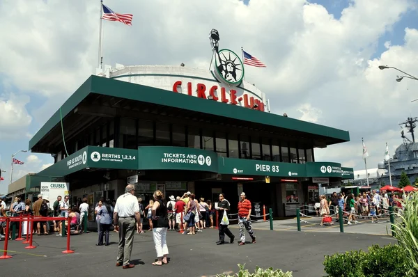 Nyc: Kreislinien-Zentrale am Pier 83 — Stockfoto