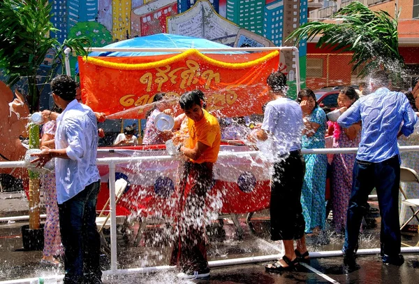 NYC: People Getting West at Burmese Thingyan Festival — Stock Photo, Image