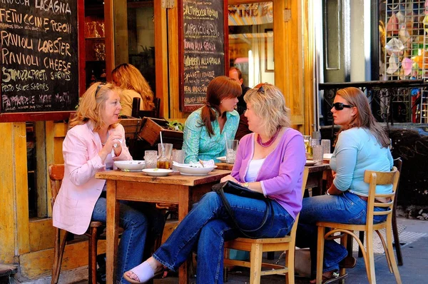 NYC: Mese pentru femei la restaurantul italian — Fotografie, imagine de stoc