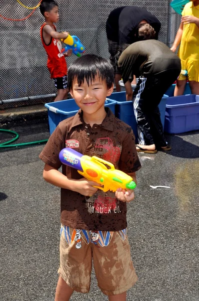 纽约 ︰ 小男孩用水枪 — 图库照片