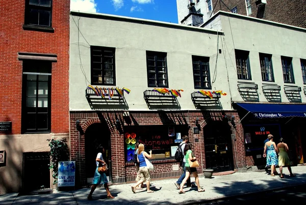 Нью-Йорк: Легендарный Stonewall Inn — стоковое фото
