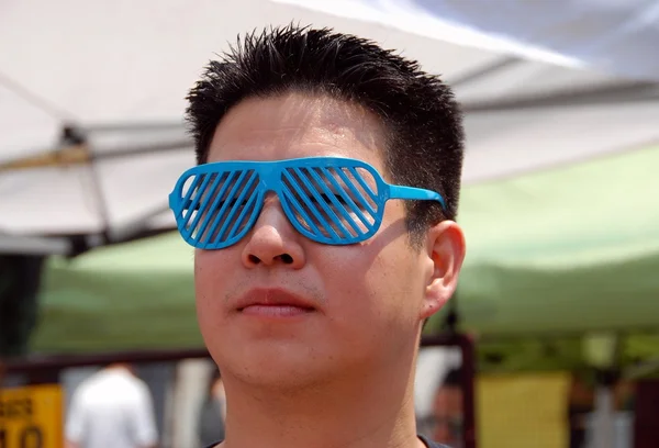 NYC: Muž v neobvyklé sluneční brýle — Stock fotografie