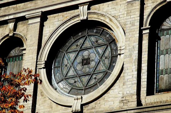 NYC: Davidsstjärnan fönster på synagogan — Stockfoto