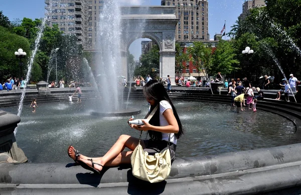 NYC: Femeie în Washington Square Park — Fotografie, imagine de stoc