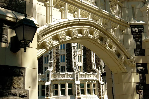 NYC: City College Arch sobre Convent Avenue — Fotografia de Stock