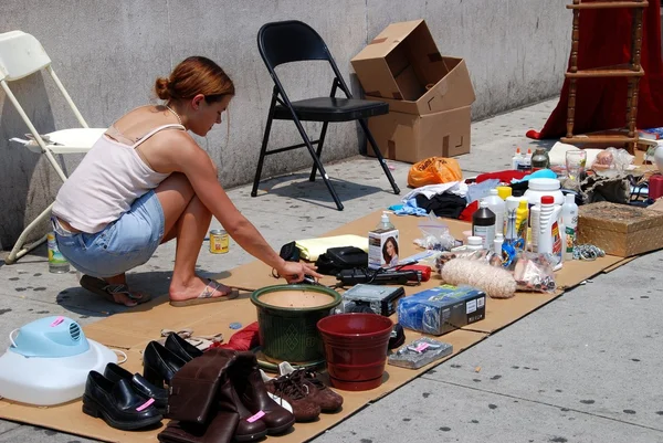 NYC: Woman Selling Goods on Harlem Sidewalk — Stock Photo, Image