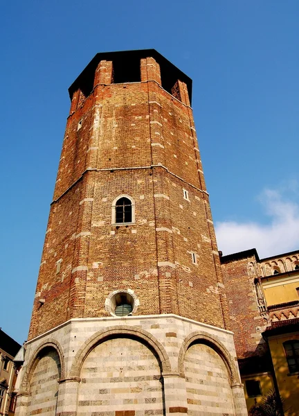 Удине, Италия: Campanile at 14th century Duomo — стоковое фото
