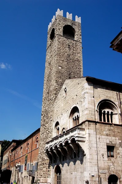 Brescia, italien: tor del pegol auf der piazza del duomo — Stockfoto