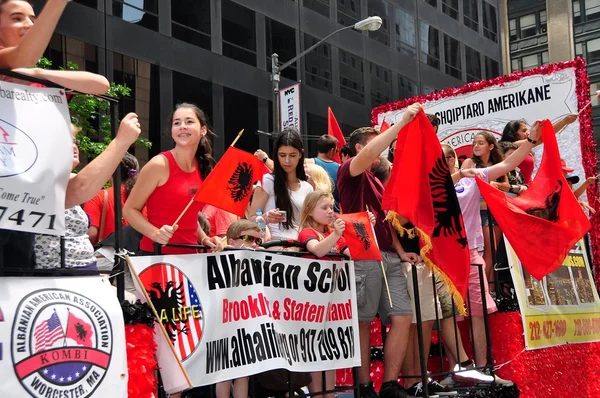 NYC: Göçmenler Parade, Arnavut çocuklar — Stok fotoğraf