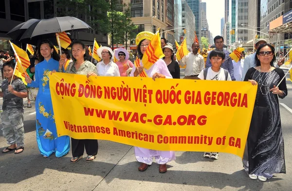 NYC: Marchadores vietnamitas en desfile de inmigrantes — Foto de Stock