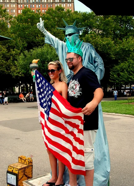 NYC: Turisti con Statua della Libertà Mimo — Foto Stock