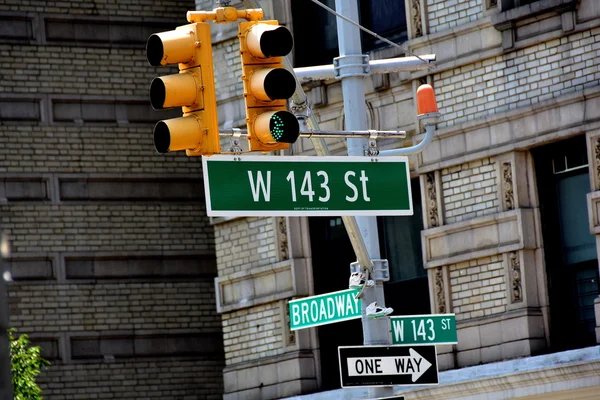 Нью-Йорк: светофор и уличные знаки — стоковое фото