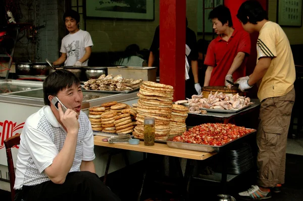 Xi'an, Çin: adam cep telefonu Müslüman Mahallesi — Stok fotoğraf