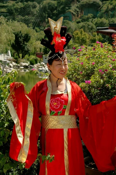 Xi 'an, China: Mujer vestida con túnica de seda — Foto de Stock