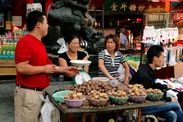 Xi'an, Chine : Vendeurs vendant des noix — Photo