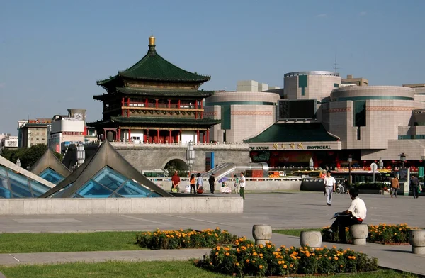 Xi'an, Kina: bell tower och ginwa plaza trädgårdar — Stockfoto